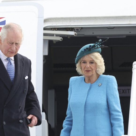 Le roi Charles III d'Angleterre, accompagné de Camilla Parker Bowles, reine consort d'Angleterre, arrivent à Berlin, à l'occasion de sa première visite d'Etat (29 - 31 amrs 2023) depuis son accession au trône, le 29 mars 2023. Accueilli par 21 coups de feu, le couple royal aura droit, pour la première fois, aux honneurs militaires à la Porte de Brandebourg avant de se rendre au château de Bellevue pour une réception. 