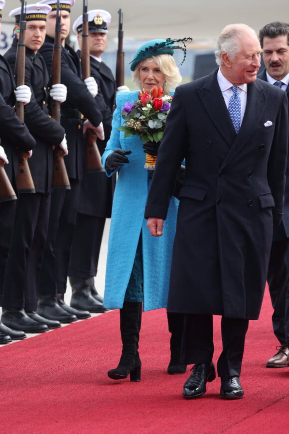 Le roi Charles III d'Angleterre, accompagné de Camilla Parker Bowles, reine consort d'Angleterre, arrivent à Berlin, à l'occasion de sa première visite d'Etat (29 - 31 amrs 2023) depuis son accession au trône, le 29 mars 2023. Accueilli par 21 coups de feu, le couple royal aura droit, pour la première fois, aux honneurs militaires à la Porte de Brandebourg avant de se rendre au château de Bellevue pour une réception. 