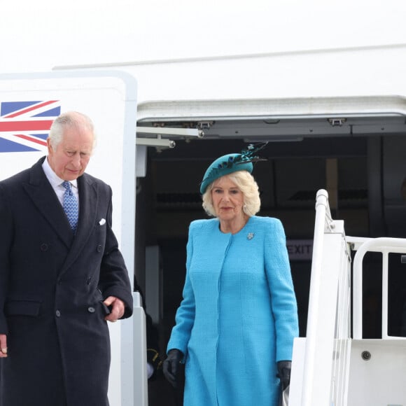 Le roi Charles III d'Angleterre, accompagné de Camilla Parker Bowles, reine consort d'Angleterre, arrivent à Berlin, à l'occasion de sa première visite d'Etat (29 - 31 amrs 2023) depuis son accession au trône, le 29 mars 2023. Accueilli par 21 coups de feu, le couple royal aura droit, pour la première fois, aux honneurs militaires à la Porte de Brandebourg avant de se rendre au château de Bellevue pour une réception. 