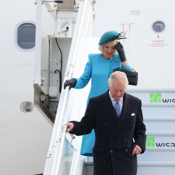 Le roi Charles III d'Angleterre, accompagné de Camilla Parker Bowles, reine consort d'Angleterre, arrivent à Berlin, à l'occasion de sa première visite d'Etat (29 - 31 amrs 2023) depuis son accession au trône, le 29 mars 2023. Accueilli par 21 coups de feu, le couple royal aura droit, pour la première fois, aux honneurs militaires à la Porte de Brandebourg avant de se rendre au château de Bellevue pour une réception. 