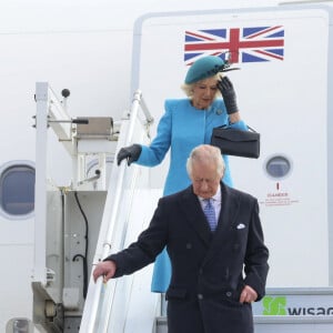 Le roi Charles III d'Angleterre, accompagné de Camilla Parker Bowles, reine consort d'Angleterre, arrivent à Berlin, à l'occasion de sa première visite d'Etat (29 - 31 amrs 2023) depuis son accession au trône, le 29 mars 2023. Accueilli par 21 coups de feu, le couple royal aura droit, pour la première fois, aux honneurs militaires à la Porte de Brandebourg avant de se rendre au château de Bellevue pour une réception. 