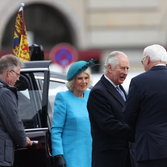 Le roi Charles III d'Angleterre et la reine consort Camilla Parker Bowles accueillis par le président allemand Frank Walter Steinmeier et sa femme Elke à la Porte de Brandebourg à Berlin, à l'occasion du premier voyage officiel en Europe du roi d'Angleterre. Le 29 mars 2023