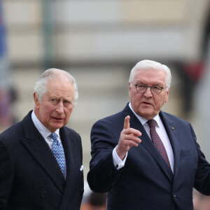 Le roi Charles III d'Angleterre accueilli par le président allemand Frank Walter Steinmeier à la Porte de Brandebourg à Berlin, à l'occasion du premier voyage officiel en Europe du roi d'Angleterre. Le 29 mars 2023