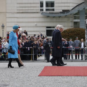 Le roi Charles III d'Angleterre et la reine consort Camilla Parker Bowles accueillis par le président allemand Frank Walter Steinmeier et sa femme Elke à la Porte de Brandebourg à Berlin, à l'occasion du premier voyage officiel en Europe du roi d'Angleterre. Le 29 mars 2023