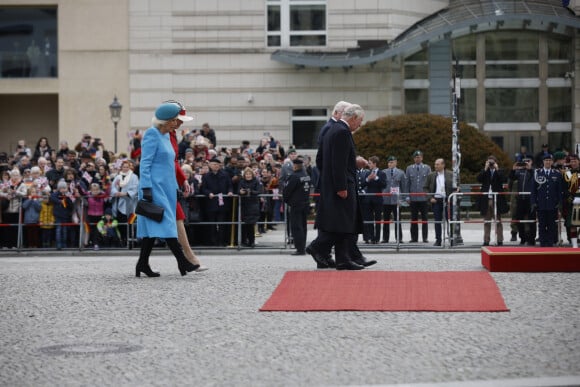 Le roi Charles III d'Angleterre et la reine consort Camilla Parker Bowles accueillis par le président allemand Frank Walter Steinmeier et sa femme Elke à la Porte de Brandebourg à Berlin, à l'occasion du premier voyage officiel en Europe du roi d'Angleterre. Le 29 mars 2023