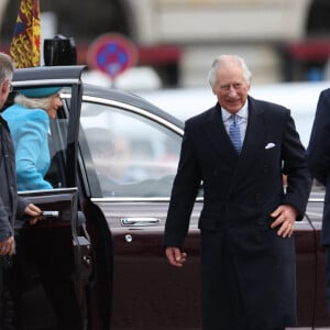 Le roi Charles III d'Angleterre et la reine consort Camilla Parker Bowles accueillis par le président allemand Frank Walter Steinmeier et sa femme Elke à la Porte de Brandebourg à Berlin, à l'occasion du premier voyage officiel en Europe du roi d'Angleterre. Le 29 mars 2023
