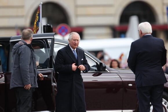 Le roi Charles III d'Angleterre accueilli par le président allemand Frank Walter Steinmeier à la Porte de Brandebourg à Berlin, à l'occasion du premier voyage officiel en Europe du roi d'Angleterre. Le 29 mars 2023