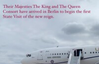 Camilla Parker-Bowles et le roi Charles III à leur descente d'avion après leur arrivée en Allemagne