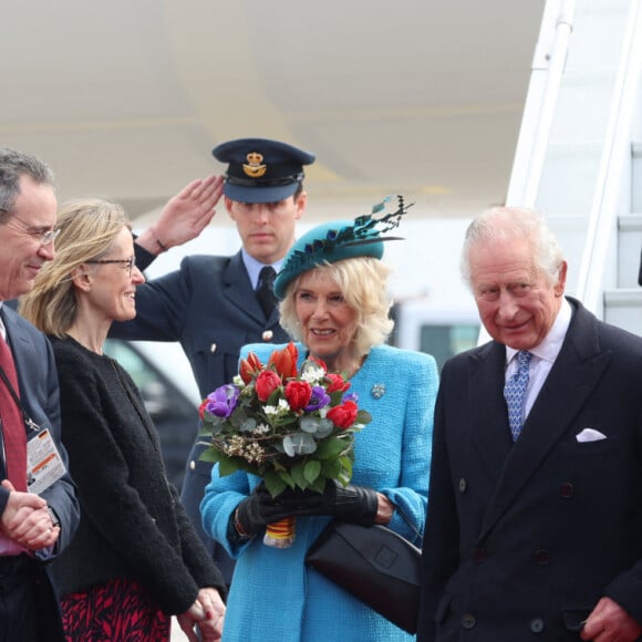 Le roi Charles III d'Angleterre et la reine consort Camilla Parker Bowles à leur arrivée à l'aéroport de Berlin, à l'occasion du premier voyage officiel en Europe du roi d'Angleterre. Le 29 mars 2023  King Charles III and the Queen Consort arriving at Berlin Brandenburg Airport for the start of their State Visit to Germany. Picture date: Wednesday March 29, 2023. 