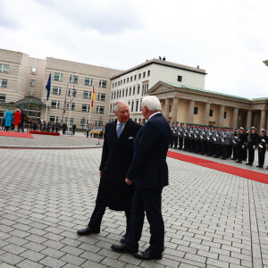 Le roi Charles III d'Angleterre accueilli par le président allemand Frank Walter Steinmeier à la Porte de Brandebourg à Berlin, à l'occasion du premier voyage officiel en Europe du roi d'Angleterre. Le 29 mars 2023  