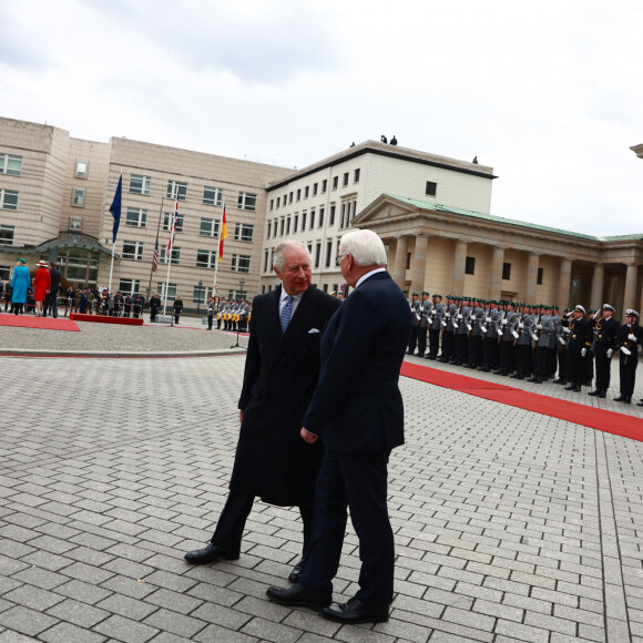 Le roi Charles III d'Angleterre accueilli par le président allemand Frank Walter Steinmeier à la Porte de Brandebourg à Berlin, à l'occasion du premier voyage officiel en Europe du roi d'Angleterre. Le 29 mars 2023  