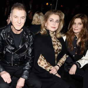 Depuis plus de 35 ans, le chanteur vit au même endroit.
Etienne Daho, Catherine Deneuve et sa fille Chiara Mastroianni au défilé de mode Celine Homme automne-hiver 2023/24 au Palace à Paris le 10 février 2023. © Christophe Clovis / Bestimage