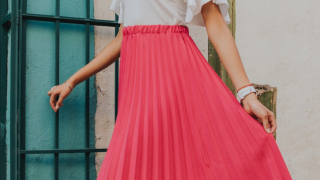 Comme Pink faites de la jupe longue plissée votre nouvel essentiel mode