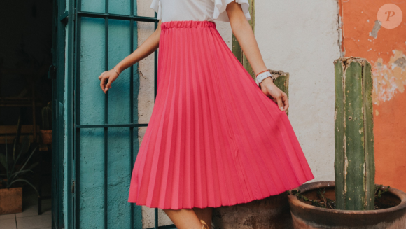Adoptez l'élégance de Pink avec cette jupe longue blanche plissée Dresstells