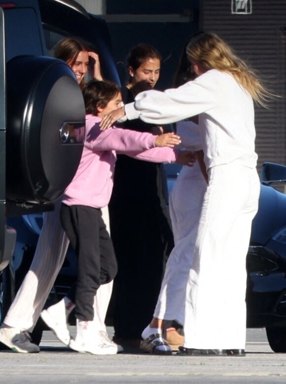Gwyneth Paltrow revient de ses vacances dans les Caraïbes avant le Nouvel An, avec son mari, Brad Falchuck, et ses enfants Apple et Moses, à Los Angeles, Californie, Etats-Unis, le 30 décembre 2022.