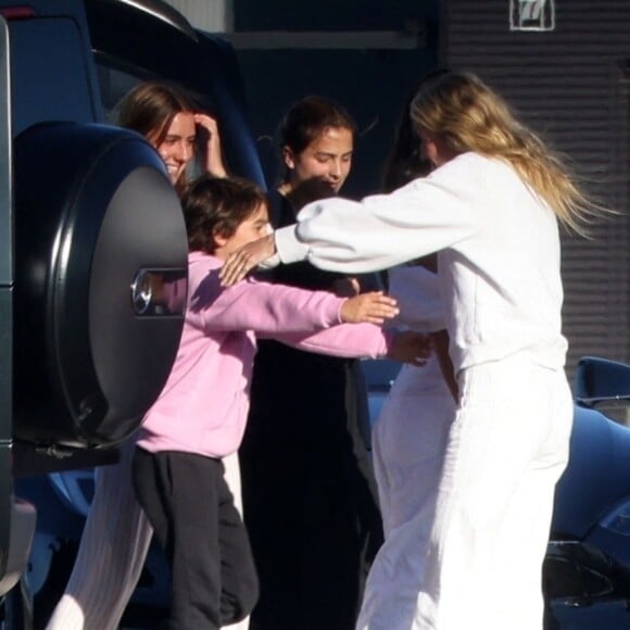Gwyneth Paltrow revient de ses vacances dans les Caraïbes avant le Nouvel An, avec son mari, Brad Falchuck, et ses enfants Apple et Moses, à Los Angeles, Californie, Etats-Unis, le 30 décembre 2022.