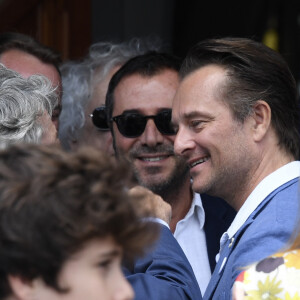 Bernard Montiel et David Hallyday - Mariage de Laura Smet et Raphaël Lancrey-Javal à l'église Notre-Dame des Flots au Cap-Ferret le jour de l'anniversaire de son père Johnny Hallyday le 15 juin 2019.  