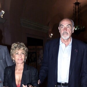Archives - Sean Connery au vernissage de l'expisition de sa femme Micheline Roquebrune au Vittoriano Roquebrune à Rome. Le 30 mai 2001.