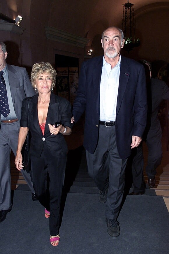 Archives - Sean Connery au vernissage de l'expisition de sa femme Micheline Roquebrune au Vittoriano Roquebrune à Rome. Le 30 mai 2001.