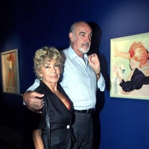 Il s'agit de Sean Connery, qui était son grand-père.
Archives - Sean Connery au vernissage de l'expisition de sa femme Micheline Roquebrune au Vittoriano Roquebrune à Rome. Le 30 mai 2001.