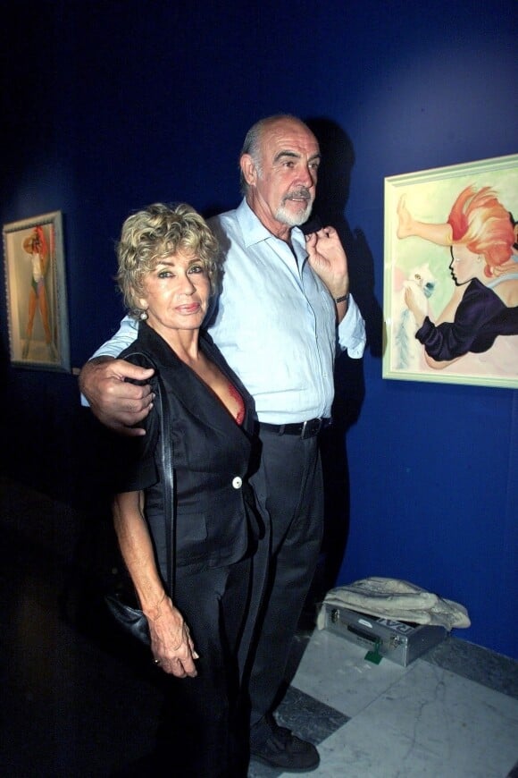 Il s'agit de Sean Connery, qui était son grand-père.
Archives - Sean Connery au vernissage de l'expisition de sa femme Micheline Roquebrune au Vittoriano Roquebrune à Rome. Le 30 mai 2001.