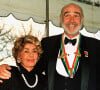 Malheureusement, un membre de la famille manque à l'appel.
Archives - Sean Connery et sa femme Micheline Roquebrune lors de la remise du prix du Kennedy Center à la Maison Blanche à Washington. Le 5 décembre 1999.