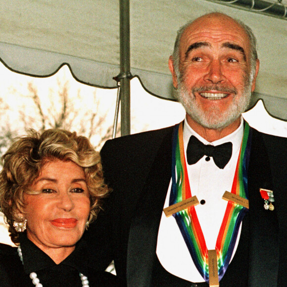 Malheureusement, un membre de la famille manque à l'appel.
Archives - Sean Connery et sa femme Micheline Roquebrune lors de la remise du prix du Kennedy Center à la Maison Blanche à Washington. Le 5 décembre 1999.