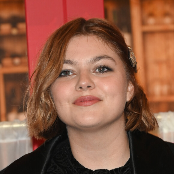 Louane - Avant-première du film Netflix "Emily in Paris" saison 3 au Théâtre des Champs Elysées à Paris le 6 décembre 2022. © Coadic Guirec/Bestimage 