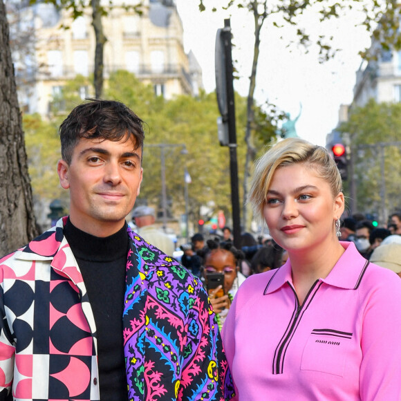 Fruit de ses amours avec le musicien Florian Rossi, qu'elle aime depuis 2018
Louane Emera et son compagnon Florian Rossi arrivent au défilé de mode Miu Miu lors de la Fashion Week printemps/été 2022 à Paris, France, le 5 octobre 2021. © Veeren Ramsamy-Christophe Clovis/Bestimage 