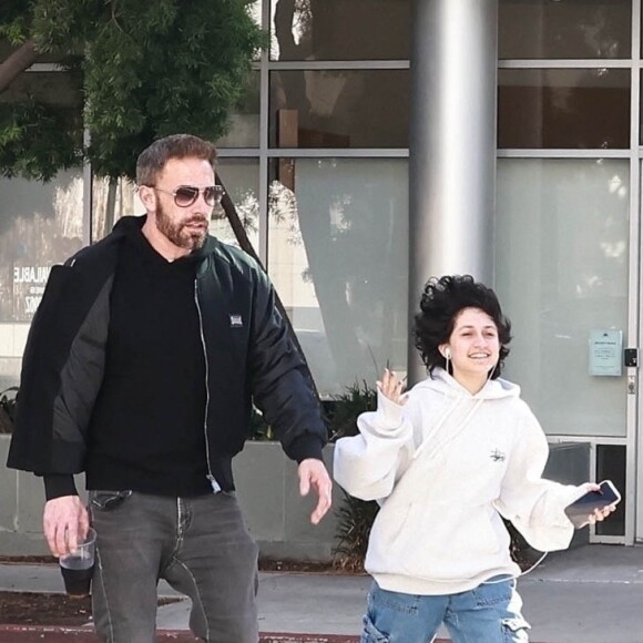 Ben Affleck et la fille de Jennifer Lopez, Emme Muniz ont été aperçu très complice lors de leur virée shopping à Santa Monica. 
Ben Affleck et la fille de Jennifer Lopez, Emme, passent l'après midi ensemble à Santa Monica. Au programme ; Shopping, rires et stop-déjeuner. Santa Monica, États Unis. 