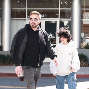 Ben Affleck et la fille de Jennifer Lopez, Emme, passent l'après midi ensemble à Santa Monica. Au programme ; Shopping, rires et stop-déjeuner. Santa Monica, États Unis le 1er Avril 2023. 