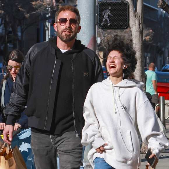 Ben Affleck et la fille de Jennifer Lopez, Emme, passent l'après midi ensemble à Santa Monica. Au programme ; Shopping, rires et stop-déjeuner. Santa Monica, États Unis le 1er Avril 2023. 