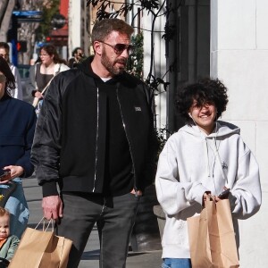 Ben Affleck et la fille de Jennifer Lopez, Emme, passent l'après midi ensemble à Santa Monica. Au programme ; Shopping, rires et stop-déjeuner. Santa Monica, États Unis le 1er Avril 2023. 