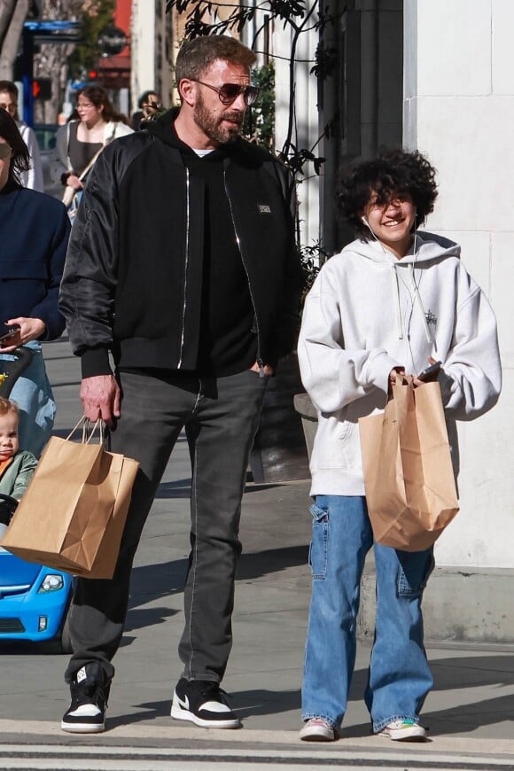 Ben Affleck et la fille de Jennifer Lopez, Emme, passent l'après midi ensemble à Santa Monica. Au programme ; Shopping, rires et stop-déjeuner. Santa Monica, États Unis le 1er Avril 2023. 