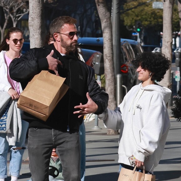 Ben Affleck et la fille de Jennifer Lopez, Emme, passent l'après midi ensemble à Santa Monica. Au programme ; Shopping, rires et stop-déjeuner. Santa Monica, États Unis le 1er Avril 2023. 