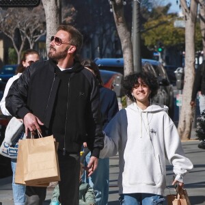 Ben Affleck et la fille de Jennifer Lopez, Emme, passent l'après midi ensemble à Santa Monica. Au programme ; Shopping, rires et stop-déjeuner. Santa Monica, États Unis le 1er Avril 2023. 