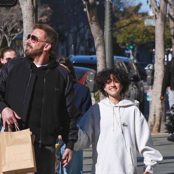 Ben Affleck et la fille de Jennifer Lopez, Emme, passent l'après midi ensemble à Santa Monica. Au programme ; Shopping, rires et stop-déjeuner. Santa Monica, États Unis le 1er Avril 2023. 