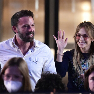 Ben Affleck et sa femme Jennifer Affleck (Lopez) et leurs enfants respectifs Seraphina, Maximilian et Emme quittent l'hôtel Crillon à Paris le 26 juillet 2022.