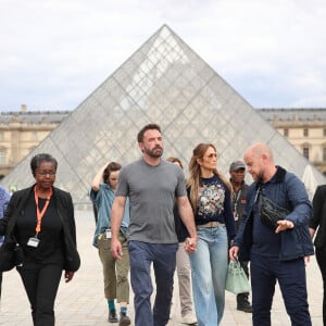 Il y a moins d'un an toute la famille Lopez-Affleck s'était retrouvée à Paris à l'occasion de vacances en famille. 
Ben Affleck et sa femme Jennifer Affleck (Lopez) quittent le musée du Louvre en famille pendant leur lune de miel à Paris, le 26 juillet 2022. 