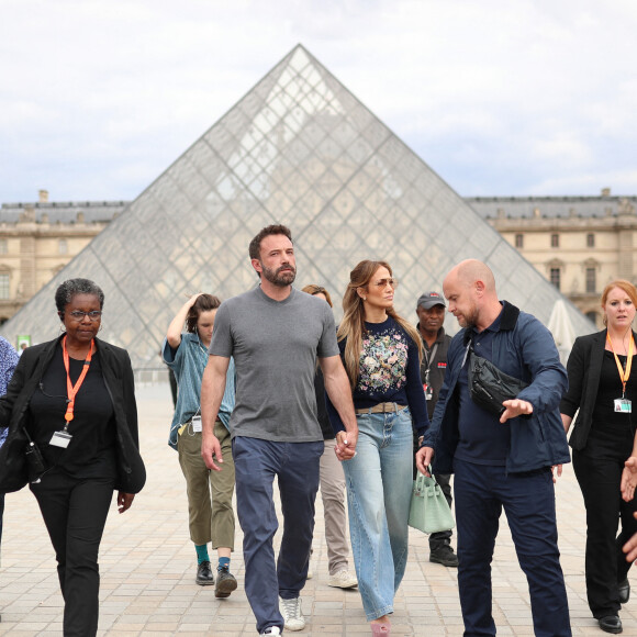 Il y a moins d'un an toute la famille Lopez-Affleck s'était retrouvée à Paris à l'occasion de vacances en famille. 
Ben Affleck et sa femme Jennifer Affleck (Lopez) quittent le musée du Louvre en famille pendant leur lune de miel à Paris, le 26 juillet 2022. 