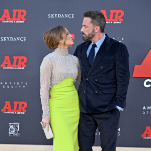 Jennifer Lopez et son mari Ben Affleck à la première du film Amazon Studios "Air" au Regency Village Theatre à Los Angeles, Californie, Etats-Unis, le 27 mars 2023. 