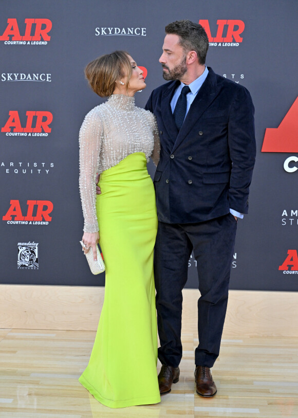 Jennifer Lopez et son mari Ben Affleck à la première du film Amazon Studios "Air" au Regency Village Theatre à Los Angeles, Californie, Etats-Unis, le 27 mars 2023. 