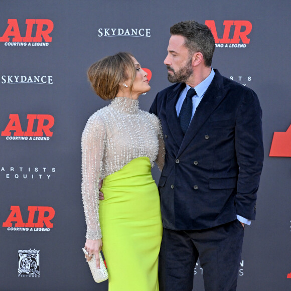 Jennifer Lopez et son mari Ben Affleck à la première du film Amazon Studios "Air" au Regency Village Theatre à Los Angeles, Californie, Etats-Unis, le 27 mars 2023. 