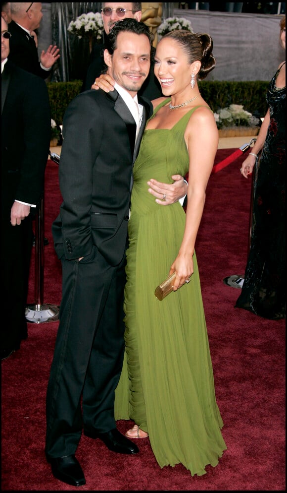 Avant Ben Affleck, Jennifer Lopez était mariée au chanteur Marc Anthony avec qui elle a eu des jumeaux, Emme et Max.
Jennifer Lopez et Marc Anthony à la cérémonie des Oscars le 5 mars 2006 à Los Angeles en Californie.