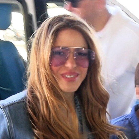 Info - Shakira a quitté définitivement Barcelone avec ses enfants pour aller vivre à Miami - Shakira et ses enfants arrivent à l'aéroport de Barcelone pour prendre un avion à destination de Miami. Barcelone, Espagne le 2 Avril 2023.
