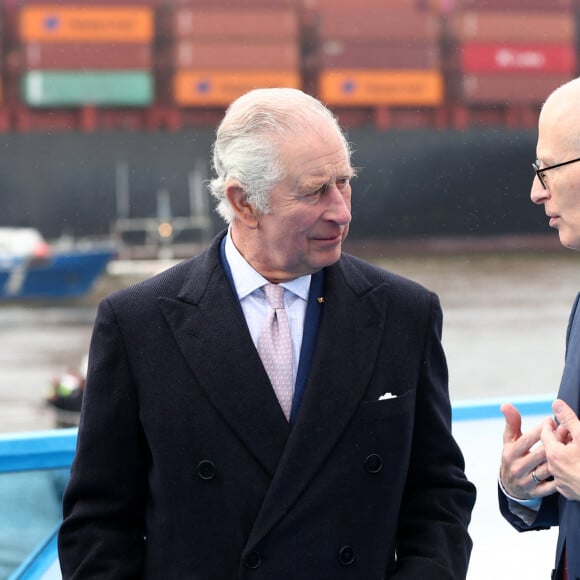 Le roi Charles III d'Angleterre et le président allemand Frank-Walter Steinmeier, accompagnés du maire de la ville Peter Tschentscher, lors d'une visite au port de Hambourg, le 31 mars 2023. Cette visite a pour but d'en savoir plus sur son adoption des technologies vertes. Après l'annulation de leur visite en France, en raison des manifestation contre la réforme des retraites, le roi Charles et la reine consort sont en voyage officiel en Allemagne jusqu'au 31 mars 2023. 