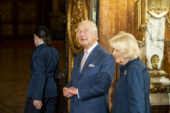 Le roi Charles III d'Angleterre et Camilla Parker Bowles, reine consort d'Angleterre, signent le livre d'or à la mairie de Hambourg, au dernier jour de leur visite officielle en Allemagne, le 31 mars 2023. 
