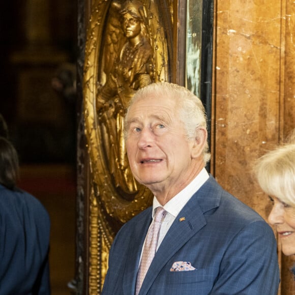 Le roi Charles III d'Angleterre et Camilla Parker Bowles, reine consort d'Angleterre, signent le livre d'or à la mairie de Hambourg, au dernier jour de leur visite officielle en Allemagne, le 31 mars 2023. 