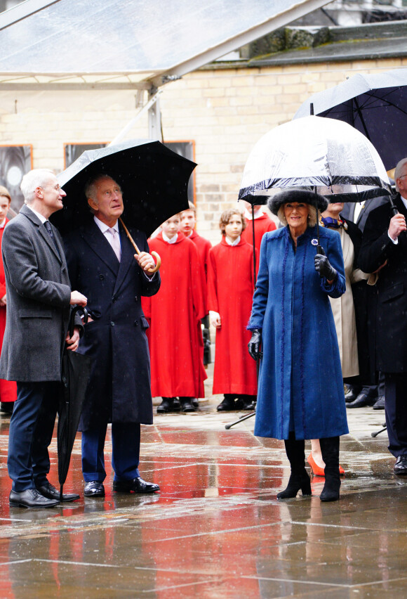 Le roi Charles III d'Angleterre et Camilla Parker Bowles, reine consort d'Angleterre, le président allemand Frank-Walter Steinmeier et sa femme Elke Büdenbender déposent des couronnes commémoratives, symbole de l'amitié germano-britannique, lors d'une visite à l'église du Souvenir Saint-Nicolas à Hambourg, le 31 mars 2023. L'église a été détruite en juillet 1943 lors de l'opération Gomorrhe de la mission de la Seconde Guerre mondiale, lorsque les forces alliées ont mené des bombardements sur la ville de Hambourg. 