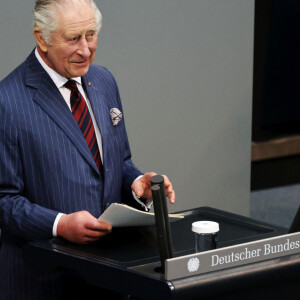 Une cérémonie que le nouveau monarque veut inscrire dans une démarche plus moderne
Le roi Charles III d'Angleterre prononce un discours au Bundestag au Palais du Reichstag à Berlin en alternant l'anglais et l'allemand le 30 mars 2023. 